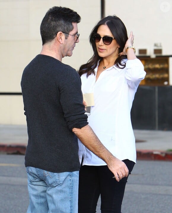 Simon Cowell et Lauren Silverman, enceinte, font du shopping à "Barneys New York" à Beverly Hills, le 7 décembre 2013.