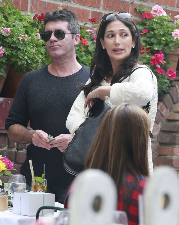Simon Cowell et sa petite amie Lauren Silverman, enceinte, déjeunent au restaurant "The Ivy" à West Hollywood, le 26 octobre 2013.