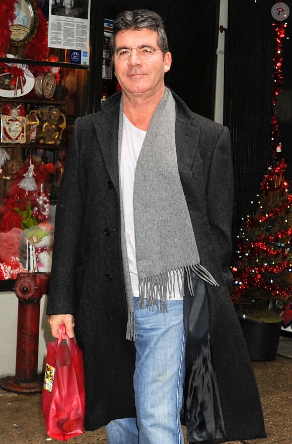 Exclusif - Simon Cowell, heureux papa d'un petit garçon depuis hier, fait du shopping pour sa compagne Lauren Silverman à la Saint-Valentin à New York. Le 15 février 2014