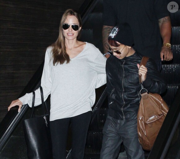 Angelina Jolie et son fils Maddox, complices, arrivent au LAX à Los Angeles, le 14 février 2014.