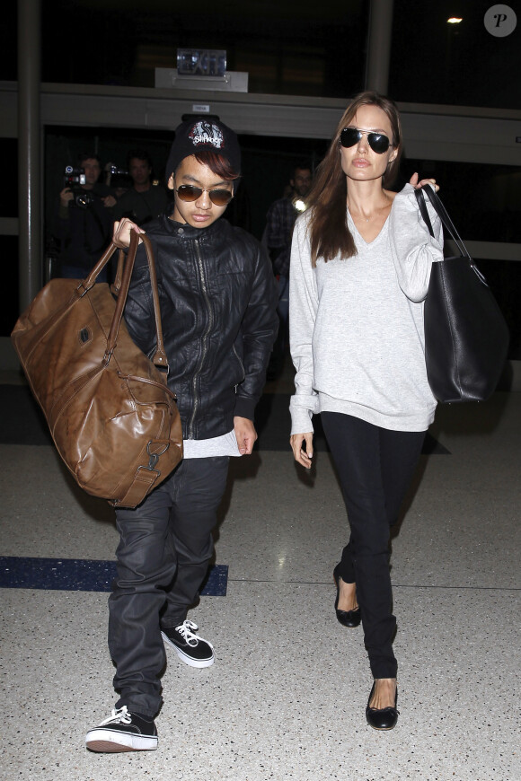 Angelina Jolie et son fils Maddox, trop stylé, arrivent au LAX à Los Angeles, le 14 février 2014.