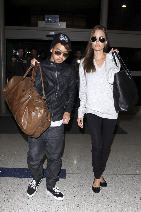 Angelina Jolie et son fils Maddox, vrai petit ado stylé, arrivent au LAX à Los Angeles, le 14 février 2014.