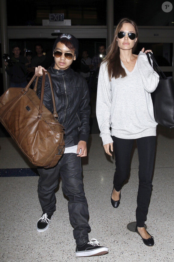 Angelina Jolie affinée et son fils Maddox arrivent au LAX à Los Angeles, le 14 février 2014.