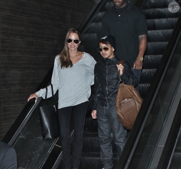 Angelina Jolie et son fils Maddox arrivent à l'aéroport de Los Angeles, le 14 février 2014.