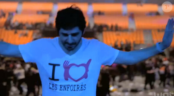 Patrick Fiori dans le clip de La chanson du bénévole, hymne des Enfoirés en 2014