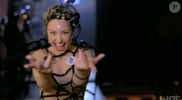 Natasha St Pier dans le clip de La chanson du bénévole, hymne des Enfoirés en 2014