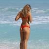 Natasha Oakley en bikini sur une plage de Miami le 14 février 2014
