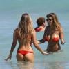Les mannequins Devin Brugman et Natasha Oakley en bikini sur une plage de Miami le 14 février 2014