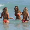 Les mannequins Devin Brugman et Natasha Oakley et une amie en bikini sur une plage de Miami le 14 février 2014