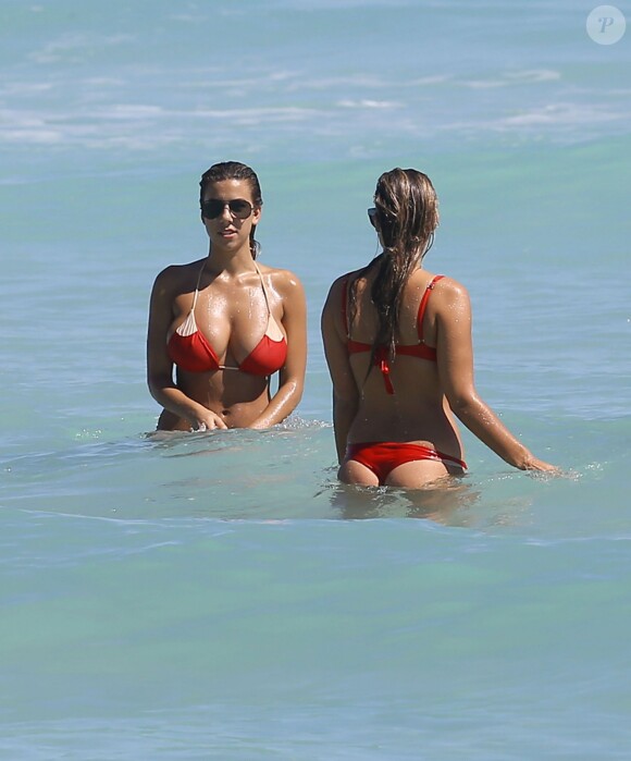 Les mannequins Devin Brugman et Natasha Oakley en bikini sur une plage de Miami le 14 février 2014
