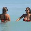 Les mannequins Devin Brugman et Natasha Oakley en bikini sur une plage de Miami le 14 février 2014
