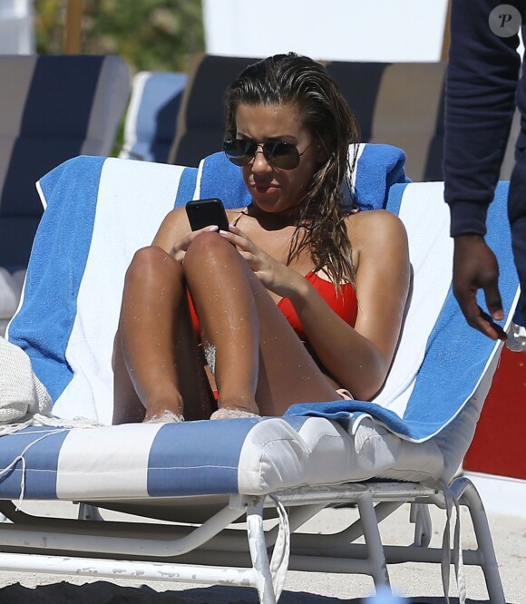 Les mannequins Devin Brugman et Natasha Oakley en bikini sur une plage de Miami le 14 février 2014
