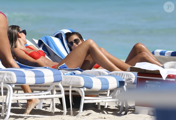 Les mannequins Devin Brugman et Natasha Oakley en bikini sur une plage de Miami le 14 février 2014