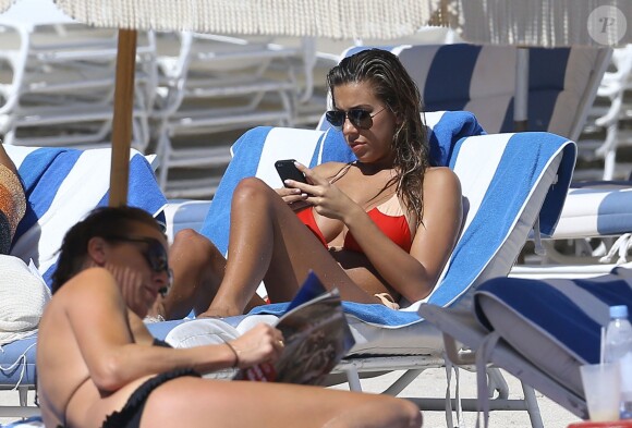 Les mannequins Devin Brugman et Natasha Oakley en bikini sur une plage de Miami le 14 février 2014
