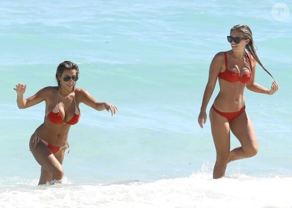 Les mannequins Devin Brugman et Natasha Oakley en bikini sur une plage de Miami le 14 février 2014