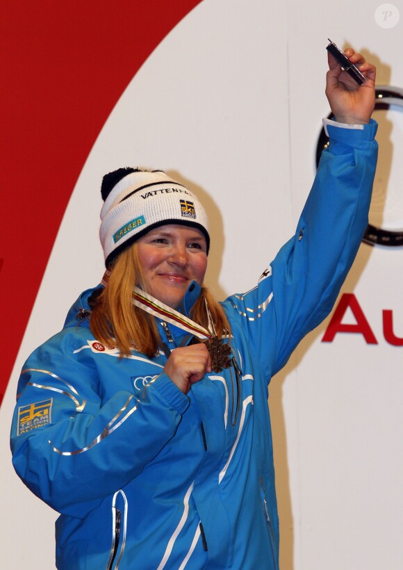 Anja Paerson et sa médaille de bronze en super-combiné lors des championnats du monde de Garmisch-Partenkirchen, le 11 février 2011