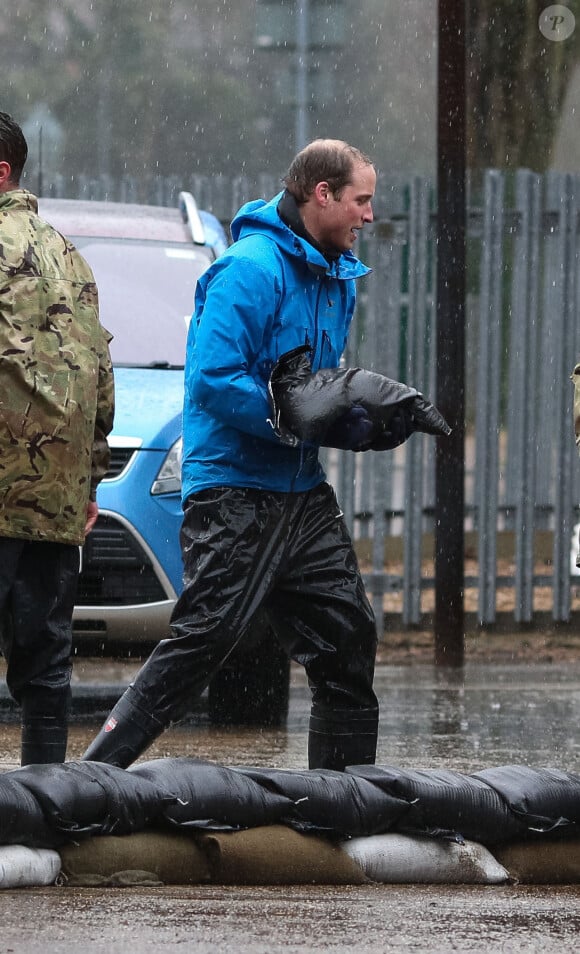 Le prince William prêtant main-forte à l'armée à Datchet dans le Berkshire, suite aux inondations, le 14 février 2014.