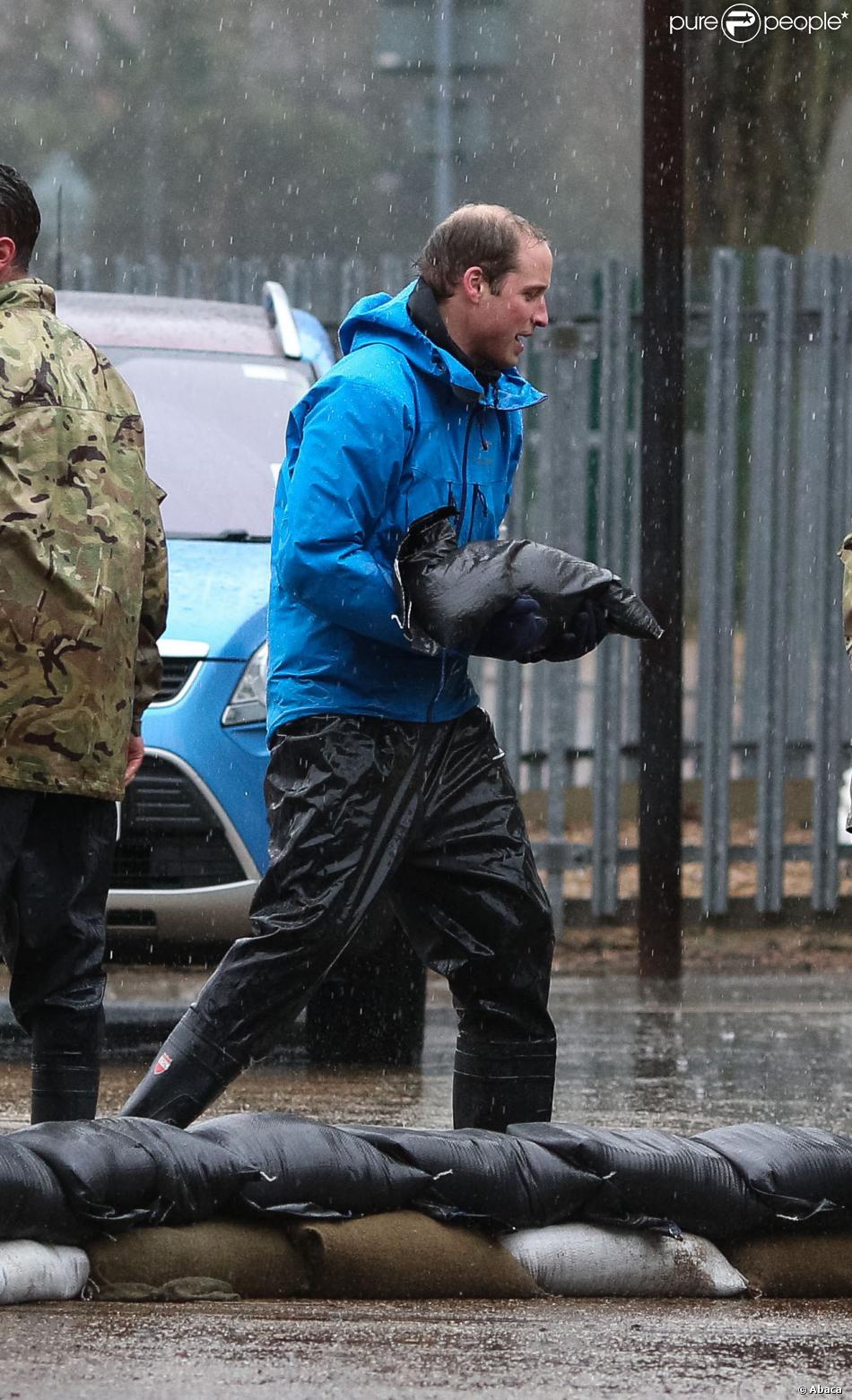  Le prince William prêtant main-forte à l&#039;armée à Datchet dans le Berkshire, suite aux inondations, le 14 février 2014. 