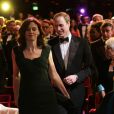 Le prince William avec Amanda Berry, directrice des BAFTA Awards, arrivant à l'Opéra de Londres pour la cérémonie des BAFTA Awards le 16 février 2014