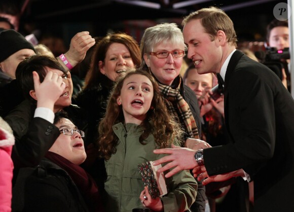 Le prince William assailli par des fans pour des selfies à son arrivée à l'Opéra de Londres pour la cérémonie des BAFTA Awards le 16 février 2014