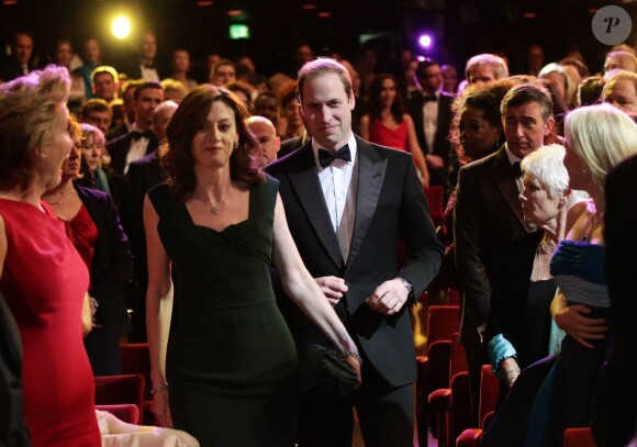 Le prince William avec Amanda Berry, directrice des BAFTA Awards, arrivant à l'Opéra de Londres pour la cérémonie des BAFTA Awards le 16 février 2014