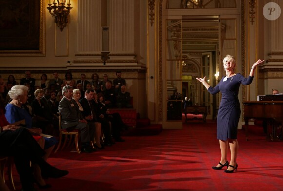 Helen Mirren déclamant devant Elizabeth II la tirade de Prospero dans La Tempête de Shakespeare lors de la réception organisée le 17 février 2014 à Buckingham Palace pour célébrer les soixante ans du patronage de la Royal Academy of Dramatic Art par la reine.