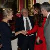La duchesse Catherine de Cambridge saluant Dame Helen Mirren lors de la réception organisée le 17 février 2014 à Buckingham Palace pour célébrer les soixante ans du patronage de la Royal Academy of Dramatic Art par la reine Elizabeth II.