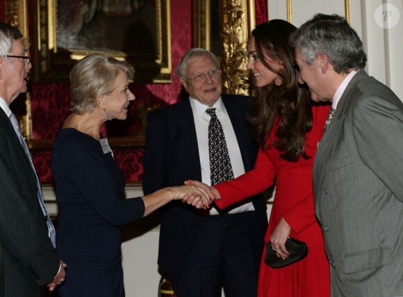 La duchesse Catherine de Cambridge saluant Dame Helen Mirren lors de la réception organisée le 17 février 2014 à Buckingham Palace pour célébrer les soixante ans du patronage de la Royal Academy of Dramatic Art par la reine Elizabeth II.