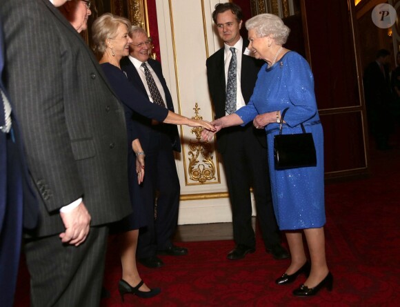 Dame Helen Mirren et Elizabeth II, deux reines se saluent lors de la réception organisée le 17 février 2014 à Buckingham Palace pour célébrer les soixante ans du patronage de la Royal Academy of Dramatic Art par la reine Elizabeth II.