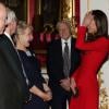 Helen Mirren raconte à Kate Middleton comment William l'a appelée mamie, lors de la réception organisée le 17 février 2014 à Buckingham Palace pour célébrer les soixante ans du patronage de la Royal Academy of Dramatic Art par la reine Elizabeth II.