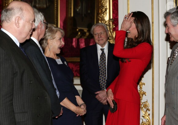 Helen Mirren raconte à Kate Middleton comment William l'a appelée mamie, lors de la réception organisée le 17 février 2014 à Buckingham Palace pour célébrer les soixante ans du patronage de la Royal Academy of Dramatic Art par la reine Elizabeth II.
