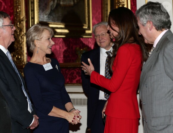 Dame Helen Mirren et la duchesse Catherine de Cambridge se rencontrent lors de la réception organisée le 17 février 2014 à Buckingham Palace pour célébrer les soixante ans du patronage de la Royal Academy of Dramatic Art par la reine Elizabeth II.