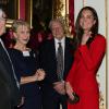 La duchesse Catherine de Cambridge ravie de rencontrer Dame Helen Mirren lors de la réception organisée le 17 février 2014 à Buckingham Palace pour célébrer les soixante ans du patronage de la Royal Academy of Dramatic Art par la reine Elizabeth II.