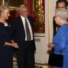 Elizabeth II et Dame Helen Mirren se rencontrent sous l'oeil de Sir David Attenborough lors de la réception organisée le 17 février 2014 à Buckingham Palace pour célébrer les soixante ans du patronage de la Royal Academy of Dramatic Art par la reine Elizabeth II.