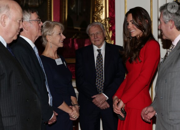Sir David Attenborough assiste à la rencontre entre Dame Helen Mirren et Kate Middleton lors de la réception organisée le 17 février 2014 à Buckingham Palace pour célébrer les soixante ans du patronage de la Royal Academy of Dramatic Art par la reine Elizabeth II.