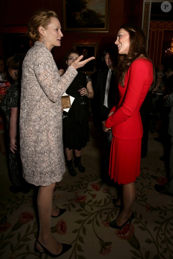 Uma Thurman en pleine discussion avec Kate Middleton lors de la réception organisée le 17 février 2014 à Buckingham Palace pour célébrer les soixante ans du patronage de la Royal Academy of Dramatic Art par la reine Elizabeth II.