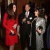 La duchesse Catherine de Cambridge rencontrant Richard E Grant et Joan Collins lors de la réception organisée le 17 février 2014 à Buckingham Palace pour célébrer les soixante ans du patronage de la Royal Academy of Dramatic Art par la reine Elizabeth II.
