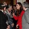 La duchesse Catherine de Cambridge face à des artistes lors de la réception organisée le 17 février 2014 à Buckingham Palace pour célébrer les soixante ans du patronage de la Royal Academy of Dramatic Art par la reine Elizabeth II.