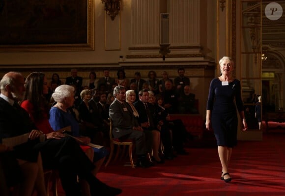 La duchesse Catherine de Cambridge et la reine Elizabeth II au premier rang pour la performance de Dame Helen Mirren lors de la réception organisée le 17 février 2014 à Buckingham Palace pour célébrer les soixante ans du patronage de la Royal Academy of Dramatic Art par la reine Elizabeth II.