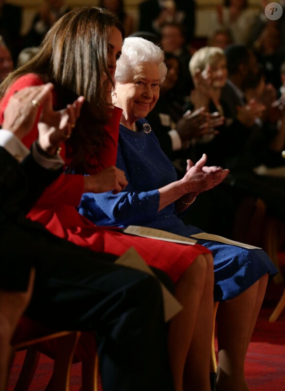 Kate Middleton et Elizabeth II devant le spectacle lors de la réception organisée le 17 février 2014 à Buckingham Palace pour célébrer les soixante ans du patronage de la Royal Academy of Dramatic Art par la reine Elizabeth II.