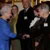 La reine Elizabeth II salue Dame Angela Lansbury lors de la réception organisée le 17 février 2014 à Buckingham Palace pour célébrer les soixante ans du patronage de la Royal Academy of Dramatic Art par la reine Elizabeth II.