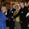 La reine Elizabeth II salue Alan Rickman lors de la réception organisée le 17 février 2014 à Buckingham Palace pour célébrer les soixante ans du patronage de la Royal Academy of Dramatic Art par la reine Elizabeth II.