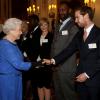 Elizabeth II salue Luke Treadaway lors de la réception organisée le 17 février 2014 à Buckingham Palace pour célébrer les soixante ans du patronage de la Royal Academy of Dramatic Art par la reine Elizabeth II.