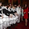Kate Middleton présentée à des artistes se produisant lors de la réception organisée le 17 février 2014 à Buckingham Palace pour célébrer les soixante ans du patronage de la Royal Academy of Dramatic Art par la reine Elizabeth II.