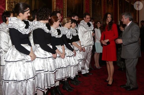 Kate Middleton présentée à des artistes se produisant lors de la réception organisée le 17 février 2014 à Buckingham Palace pour célébrer les soixante ans du patronage de la Royal Academy of Dramatic Art par la reine Elizabeth II.