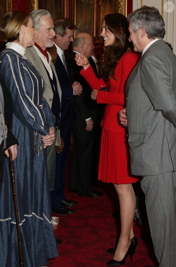 Kate Middleton face à Trevor Eve lors de la réception organisée le 17 février 2014 à Buckingham Palace pour célébrer les soixante ans du patronage de la Royal Academy of Dramatic Art par la reine Elizabeth II.