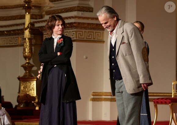 Jessie Buckley et Trevor Eve lors de la réception organisée le 17 février 2014 à Buckingham Palace pour célébrer les soixante ans du patronage de la Royal Academy of Dramatic Art par la reine Elizabeth II.