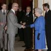 Harry Hill salué par la reine Elizabeth II lors de la réception organisée le 17 février 2014 à Buckingham Palace pour célébrer les soixante ans du patronage de la Royal Academy of Dramatic Art par la reine Elizabeth II.