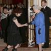 Helena Bonham Carter fait la révérence devant Elizabeth II lors de la réception organisée le 17 février 2014 à Buckingham Palace pour célébrer les soixante ans du patronage de la Royal Academy of Dramatic Art par la reine Elizabeth II.