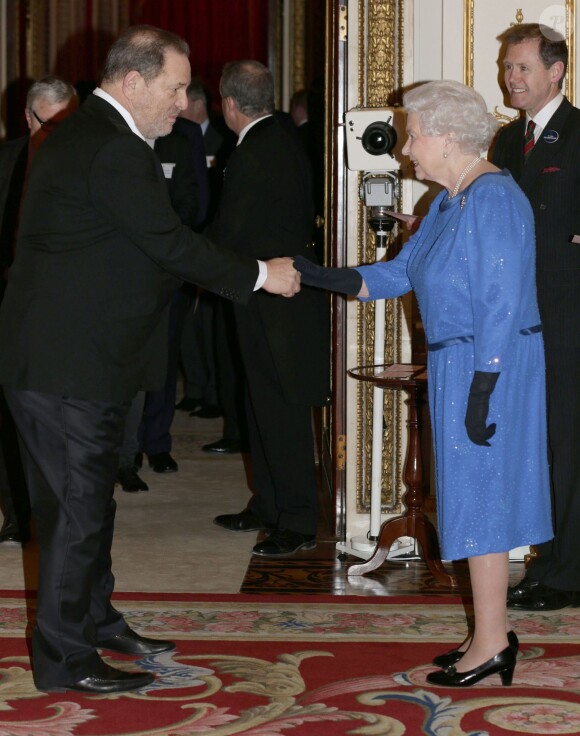 Elizabeth II salue Harvey Weinstein lors de la réception organisée le 17 février 2014 à Buckingham Palace pour célébrer les soixante ans du patronage de la Royal Academy of Dramatic Art par la reine Elizabeth II.